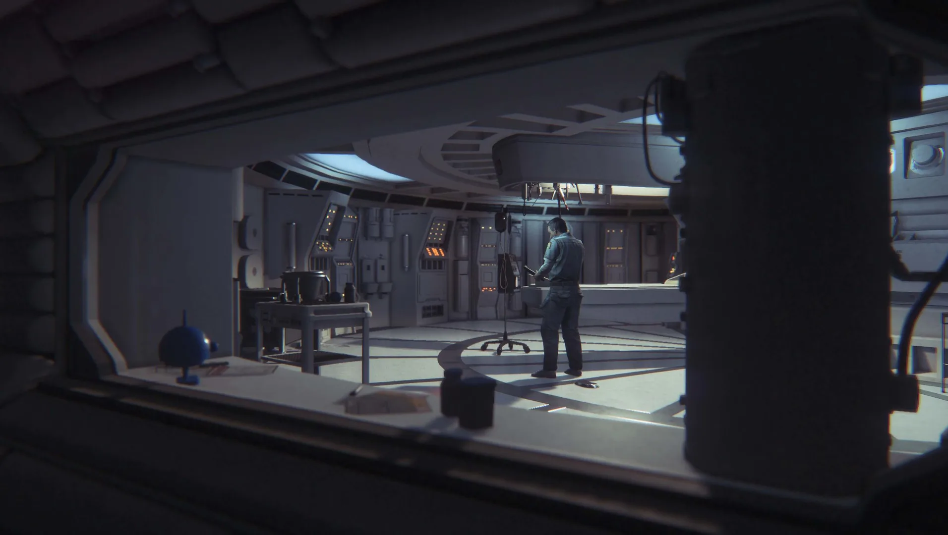 Кадр из Alien: Isolation — тёмный технический коридор