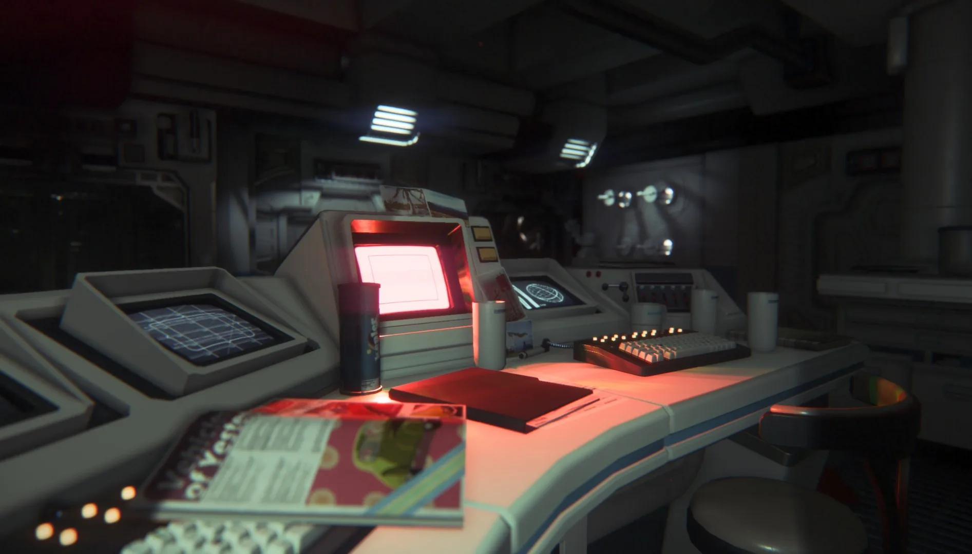 Кадр из Alien: Isolation — героиня в тёмном отсеке
